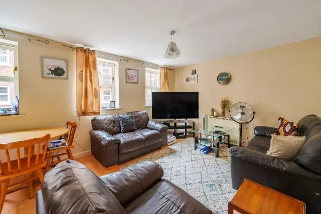Nymet Court, Aylesbury, HP19, photo 3
