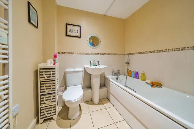Nymet Court, Aylesbury, HP19, photo 7