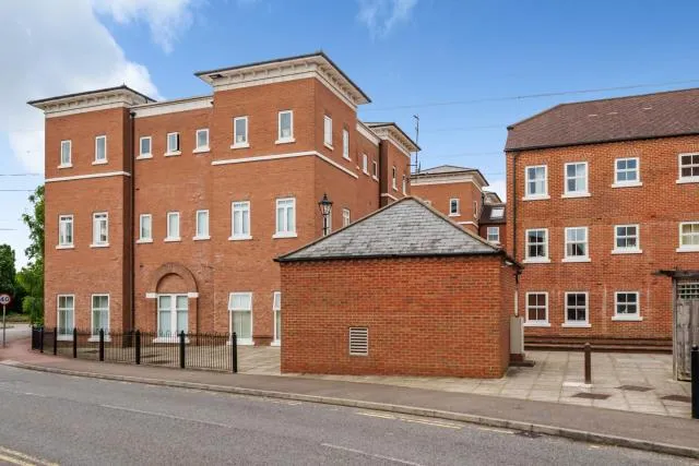 Nymet Court, Aylesbury, HP19, photo 8