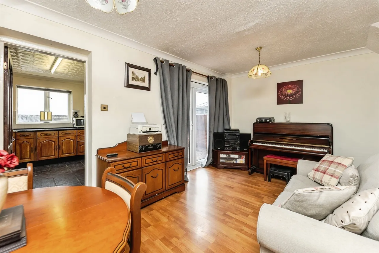 Snetterton Close, Cudworth, S72, photo 9