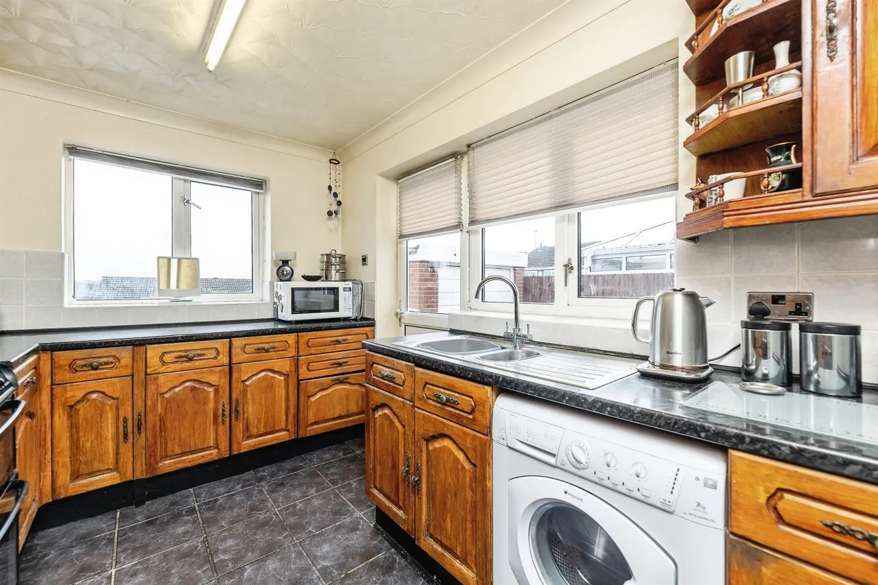 Snetterton Close, Cudworth, S72, photo 6