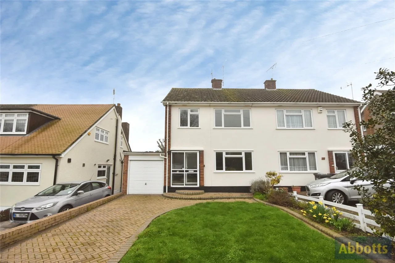 3 bed house for sale — Wyburns Avenue, Rayleigh, Essex, SS6