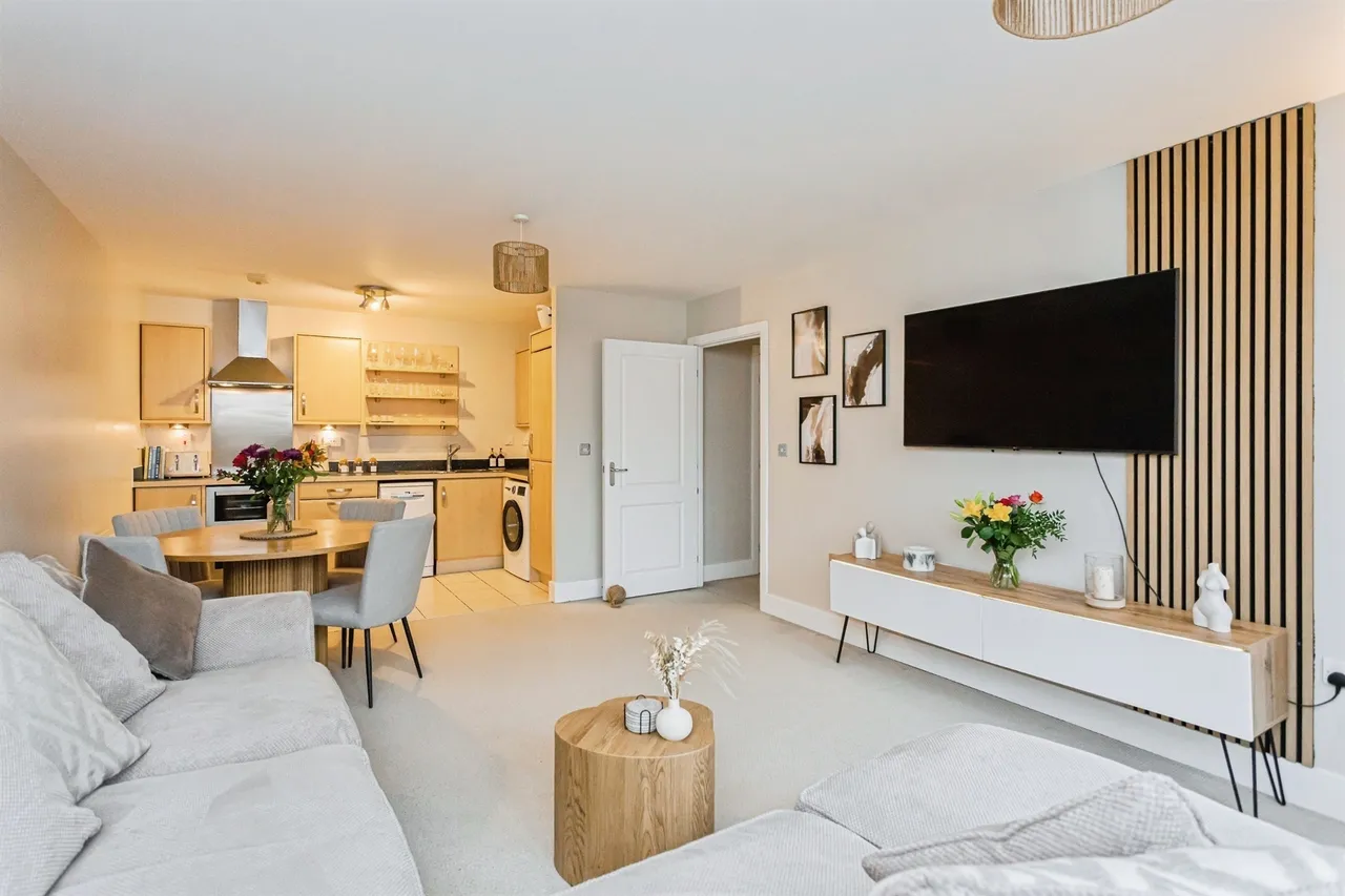 2 bed flat for sale, Updown Hill, Haywards Heath, RH16