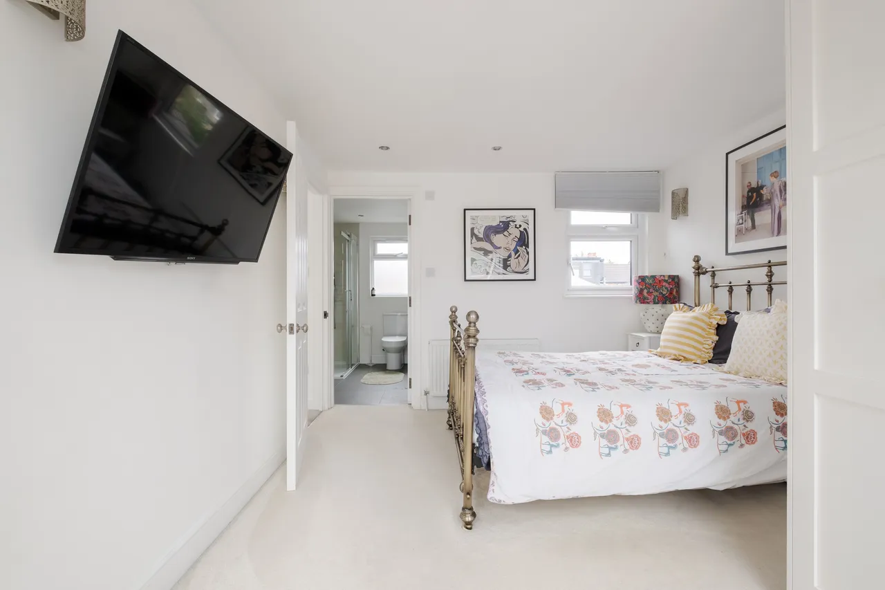 Highworth Road, London, N11, photo 11