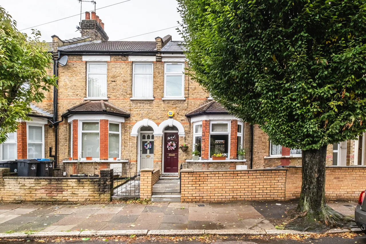 Highworth Road, London, N11, photo 3