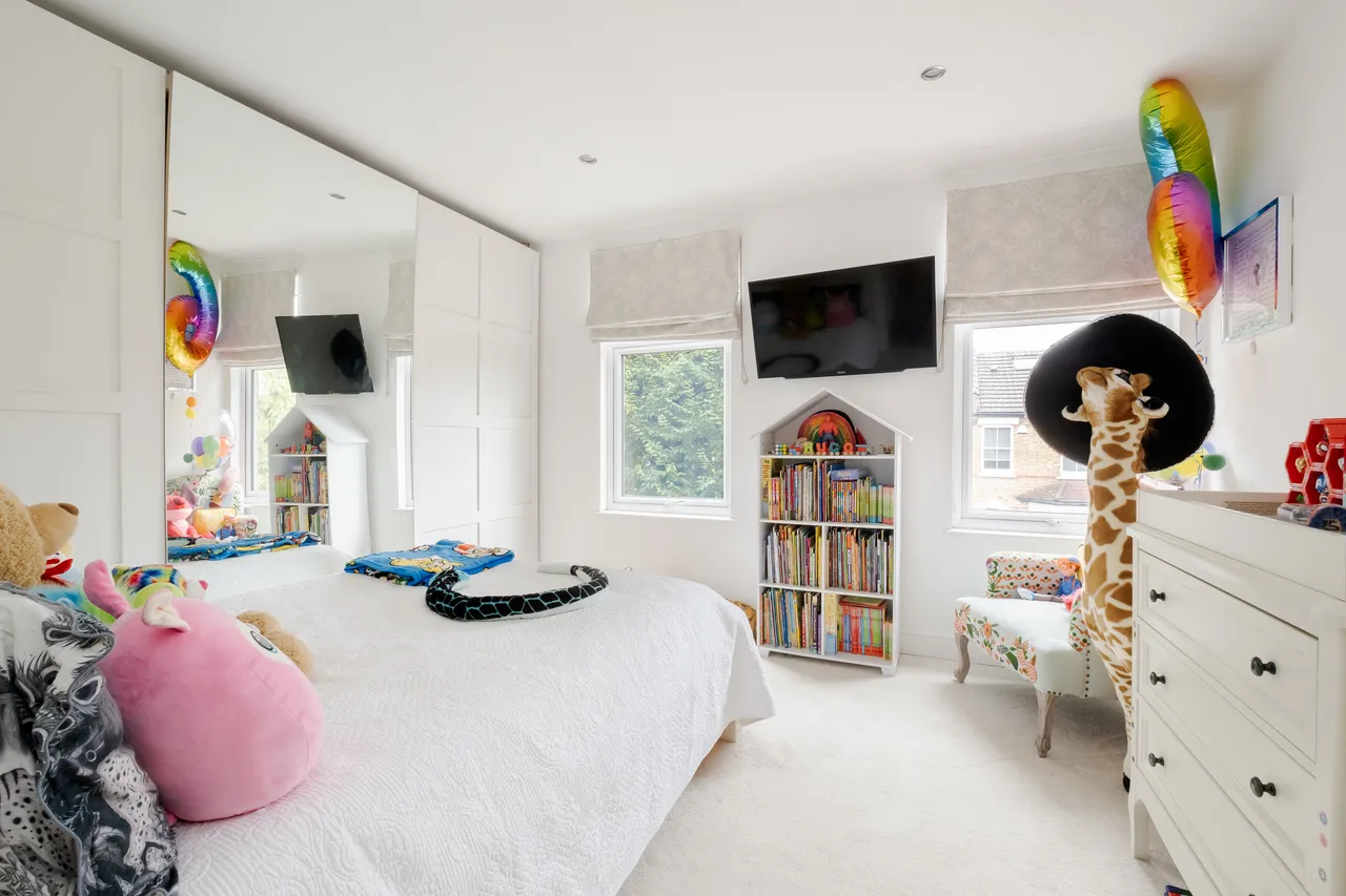 Highworth Road, London, N11, photo 12