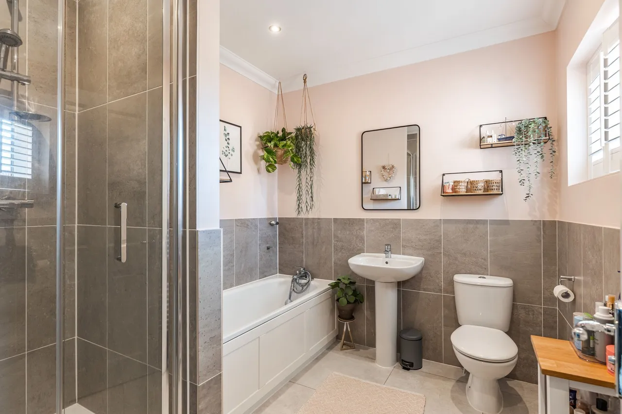 Immaculate Home with Substantial Gard, photo 12