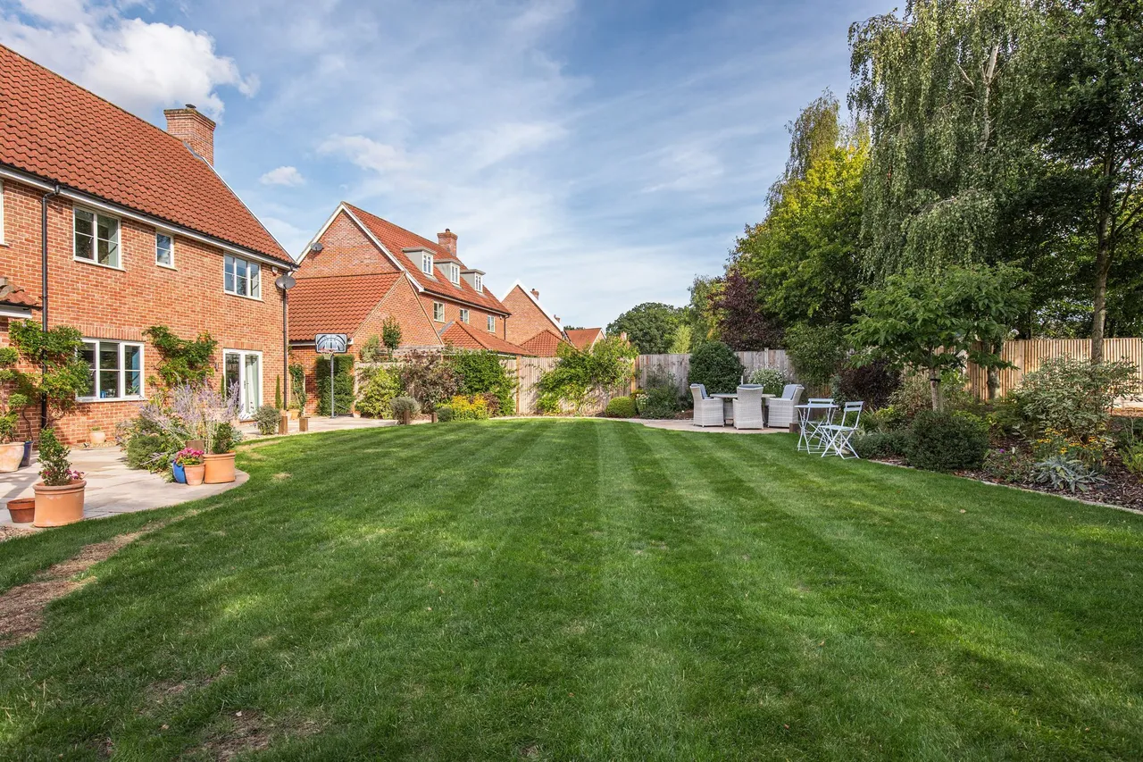 Immaculate Home with Substantial Gard, photo 15
