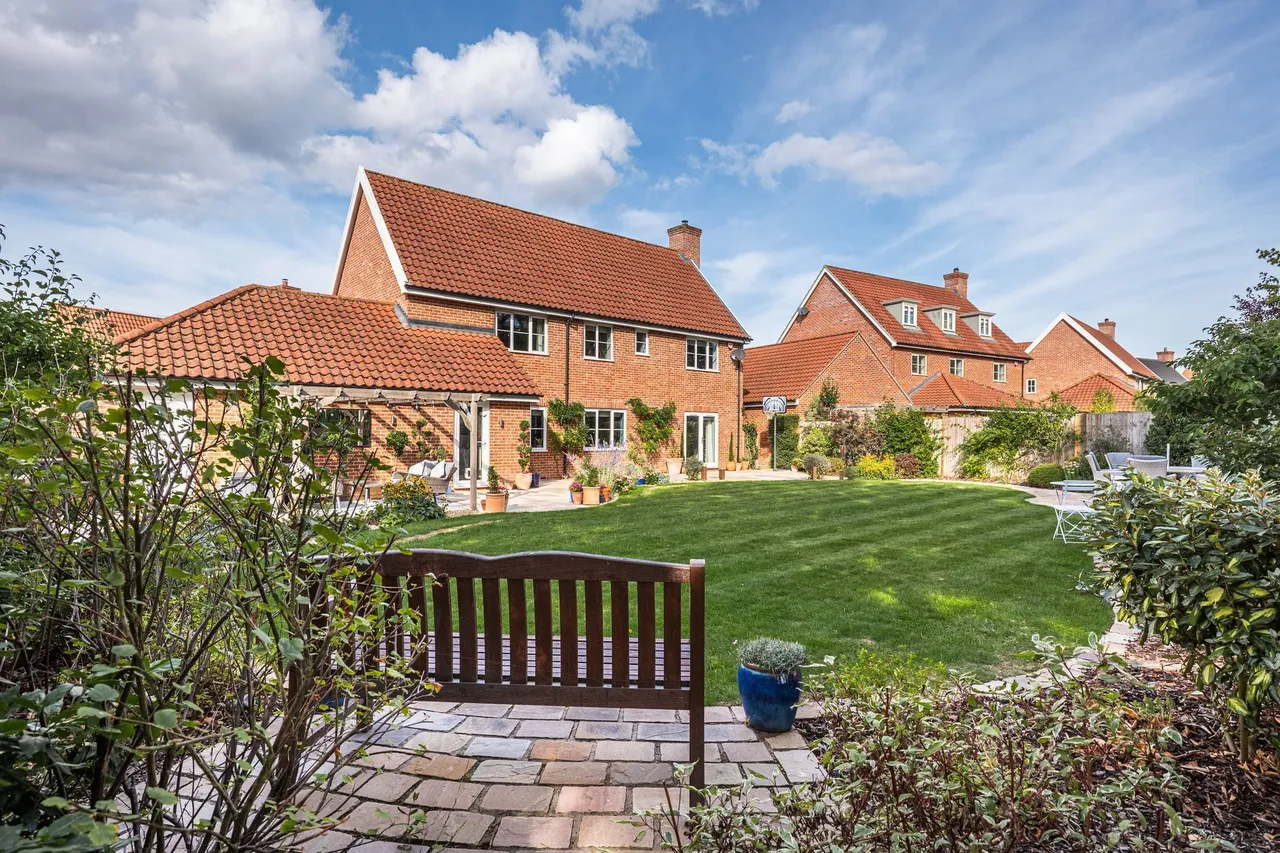Immaculate Home with Substantial Gard, photo 4