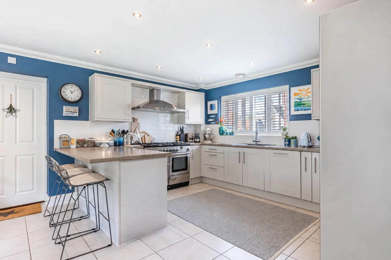 Immaculate Home with Substantial Gard, photo 3