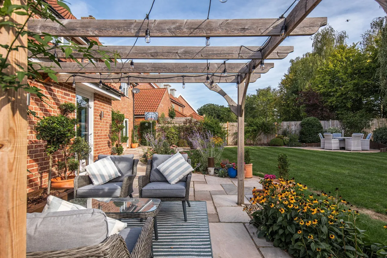 Immaculate Home with Substantial Gard, photo 14
