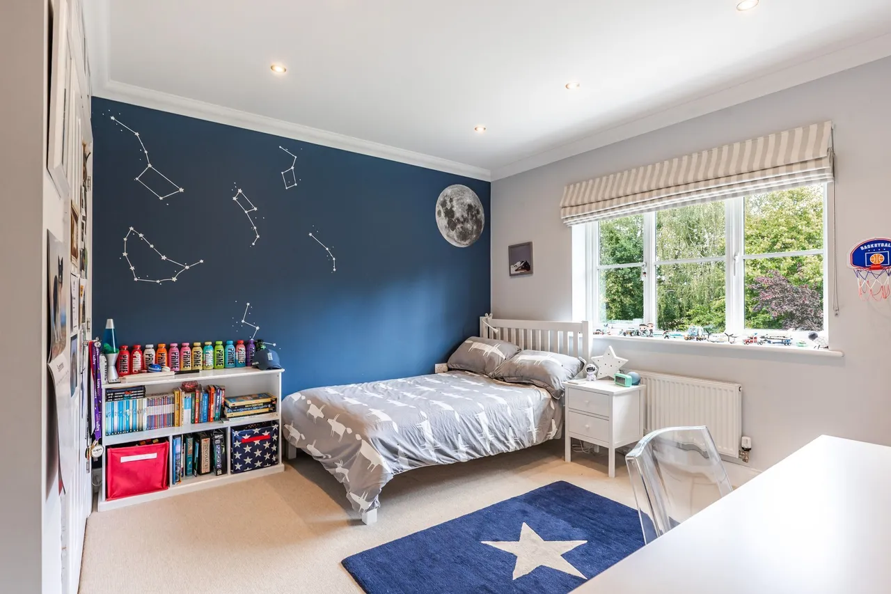 Immaculate Home with Substantial Gard, photo 11
