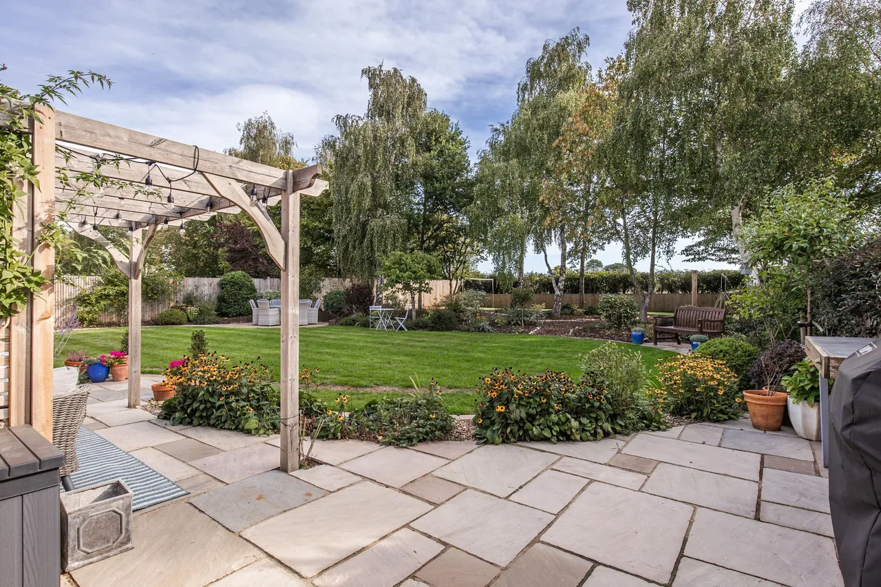 Immaculate Home with Substantial Gard, photo 16