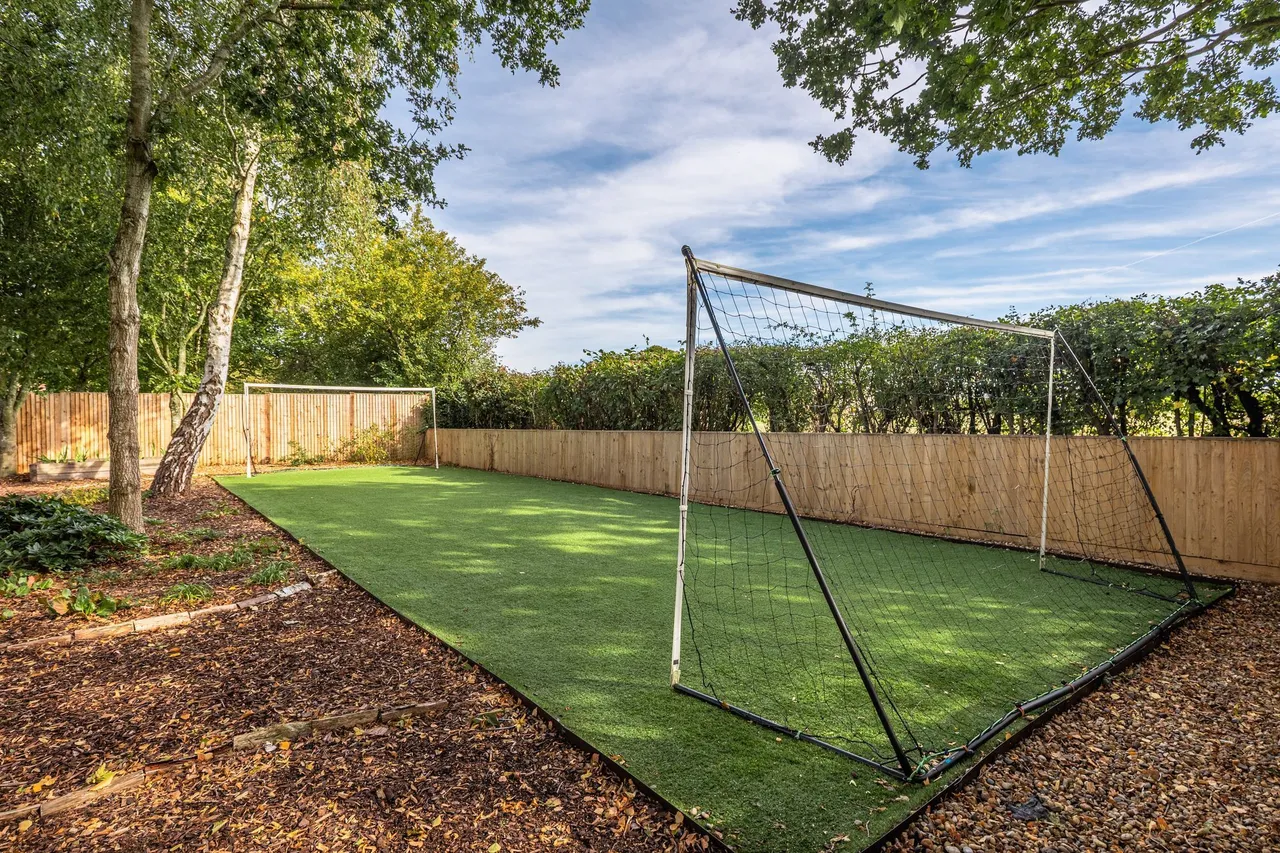 Immaculate Home with Substantial Gard, photo 18
