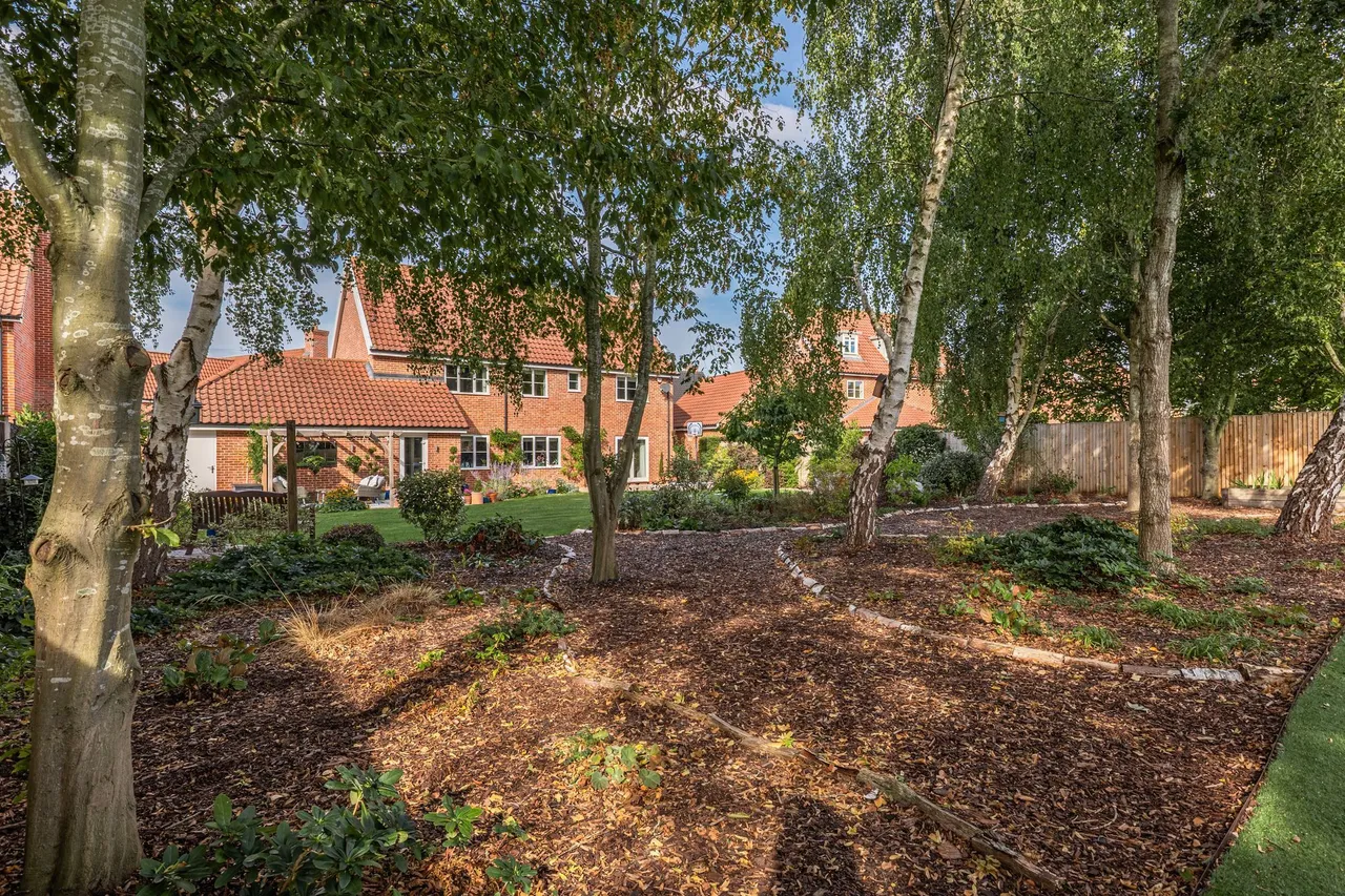 Immaculate Home with Substantial Gard, photo 17