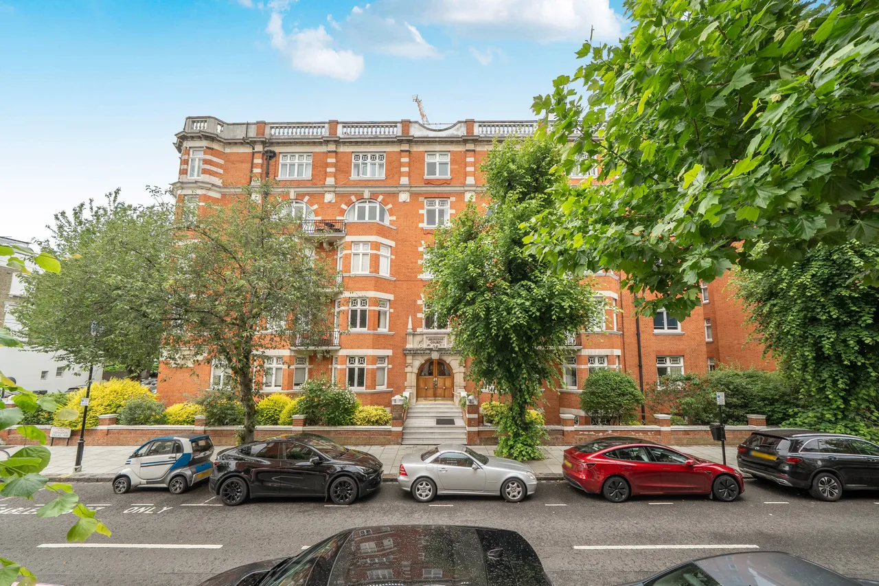 4 bed flat to rent — 2 Abingdon Court, Abingdon Villas, London