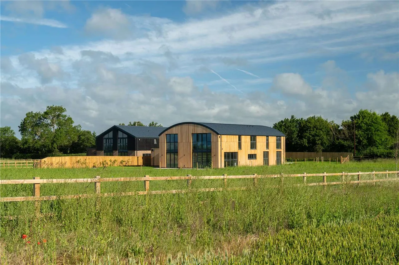 Outfields, Aylesbury Road, Cuddington, Buckinghamshire, HP18 0BG, photo 9