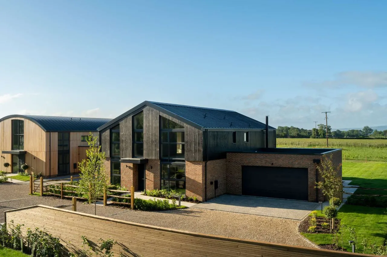 Outfields, Aylesbury Road, Cuddington, Buckinghamshire, HP18 0BG, photo 4