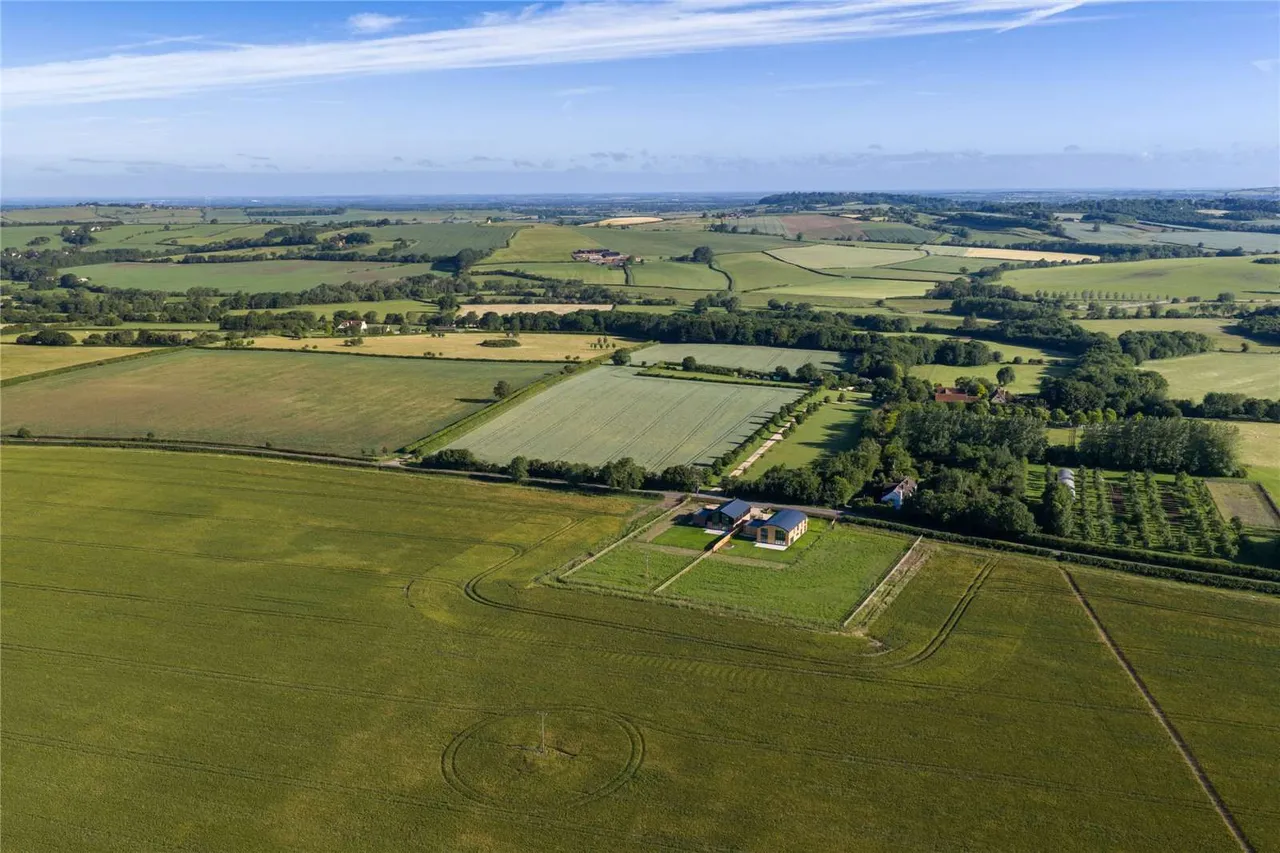 Outfields, Aylesbury Road, Cuddington, Buckinghamshire, HP18 0BG, photo 11