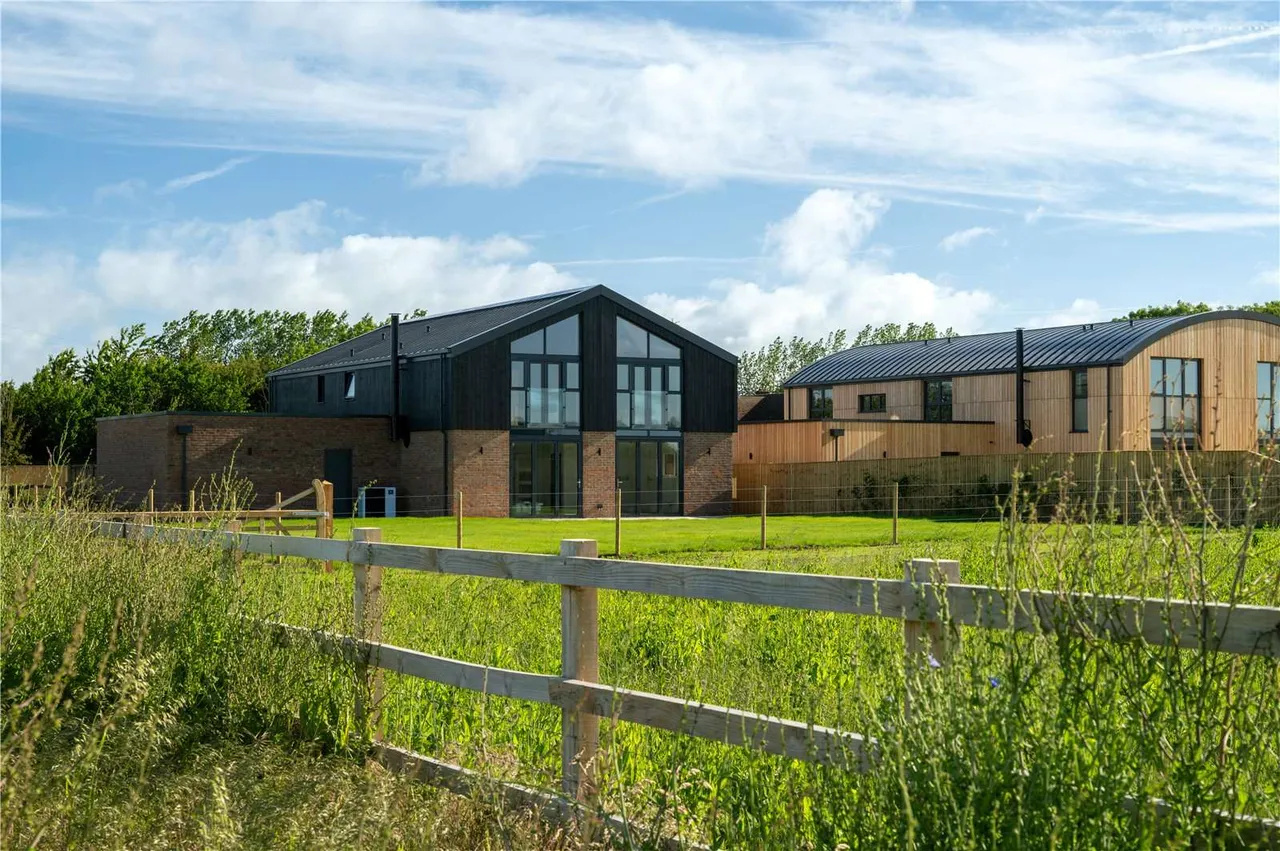Outfields, Aylesbury Road, Cuddington, Buckinghamshire, HP18 0BG, photo 8