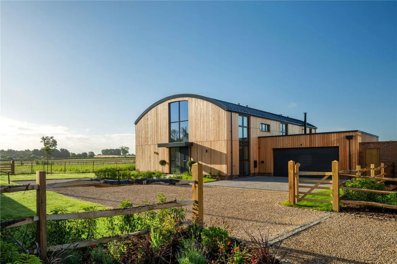 Outfields, Aylesbury Road, Cuddington, Buckinghamshire, HP18 0BG, photo 7