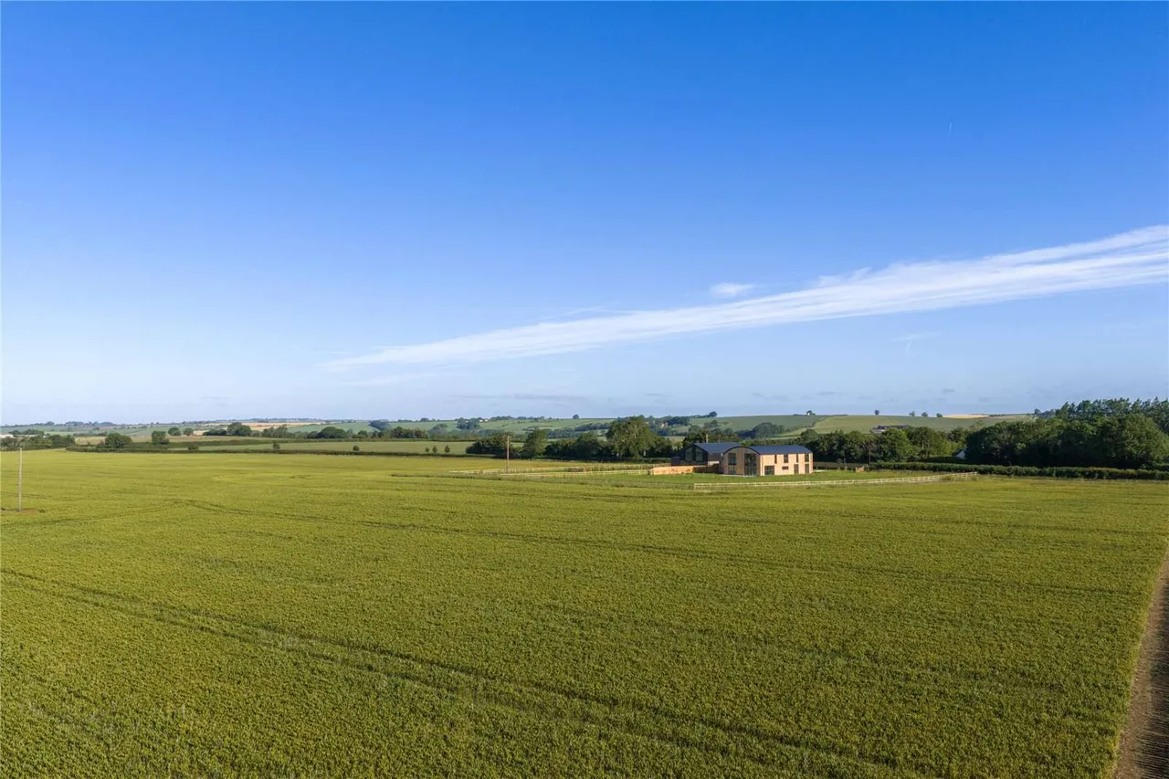 Outfields, Aylesbury Road, Cuddington, Buckinghamshire, HP18 0BG, photo 6