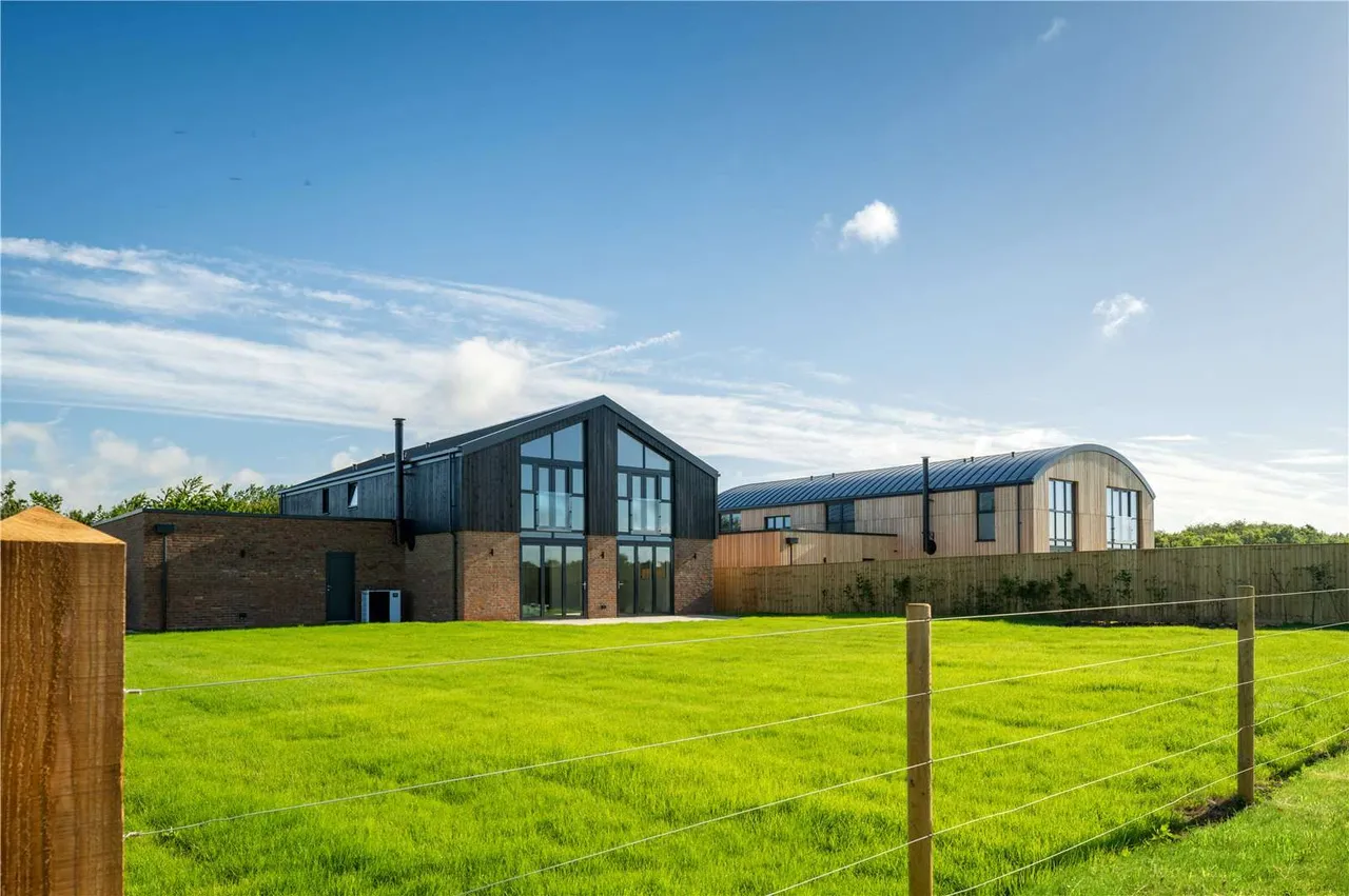 Outfields, Aylesbury Road, Cuddington, Buckinghamshire, HP18 0BG, photo 10