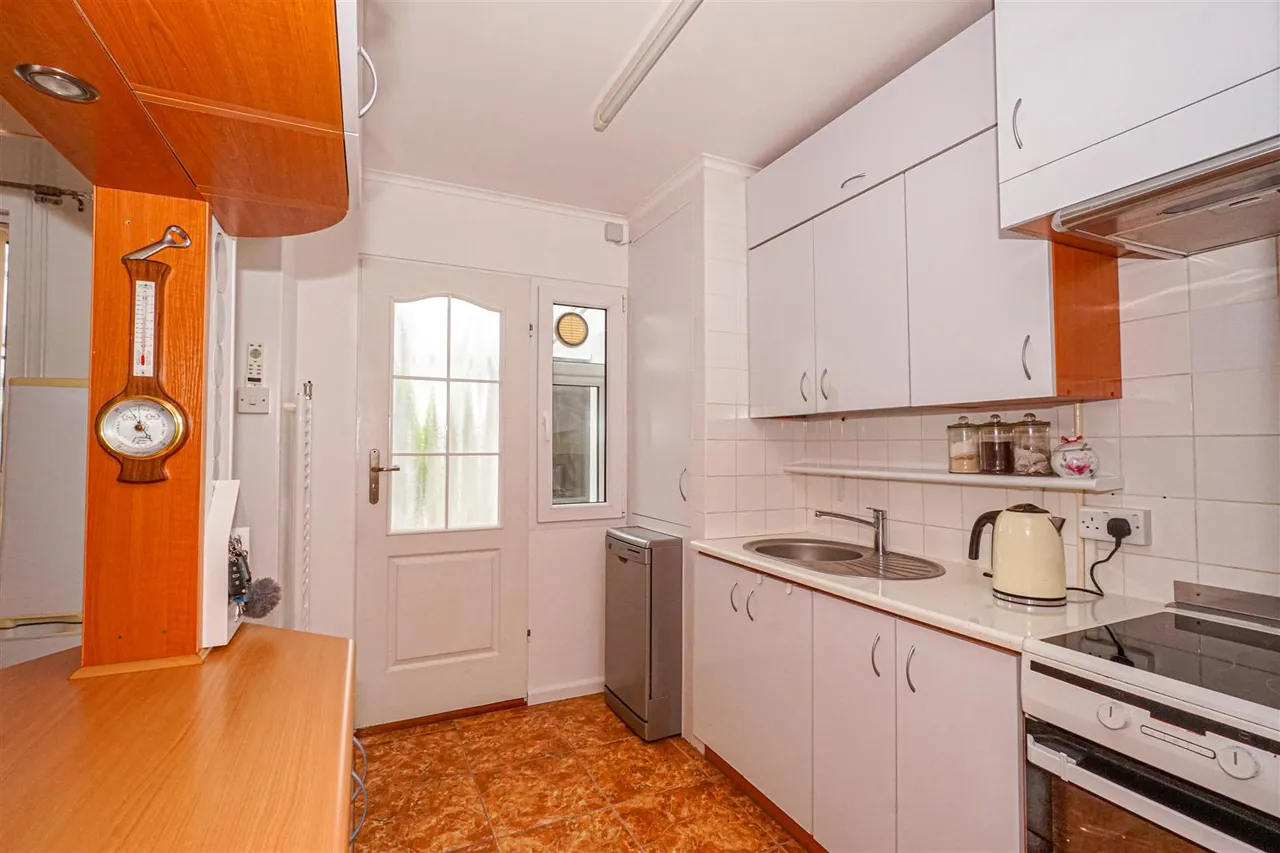 Jameson Crescent, St. Leonards-On-Sea, photo 22