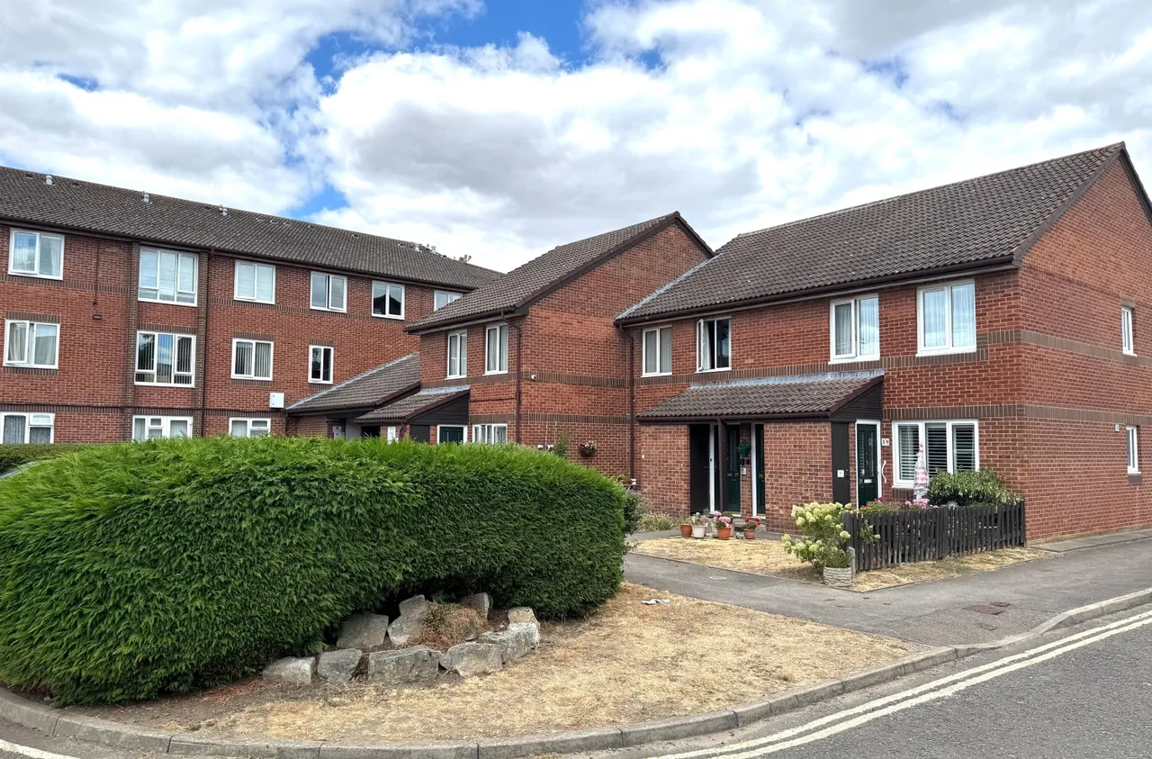 1 bed flat for sale, Manor Farm Court Manor Farm Lane, Surrey Egham, TW20