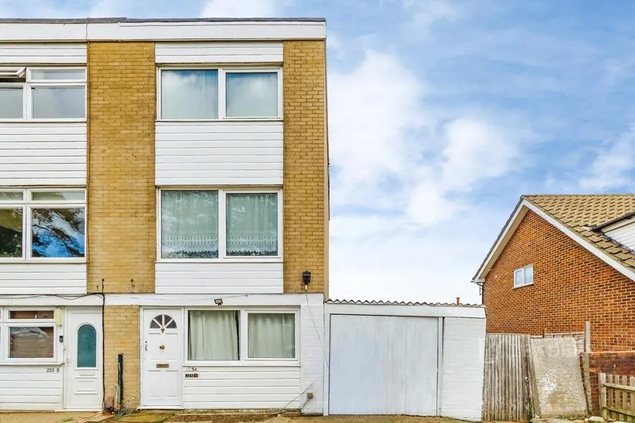 4 bed house to rent, Coulsdon Road, Caterham, CR3
