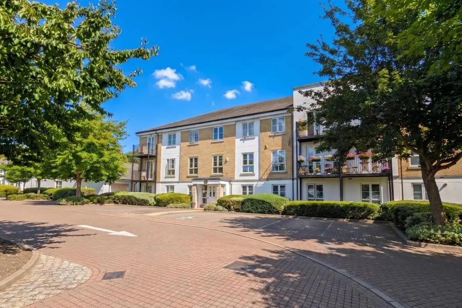 2 bed flat to rent, Katherine Court, Knaphill, GU21