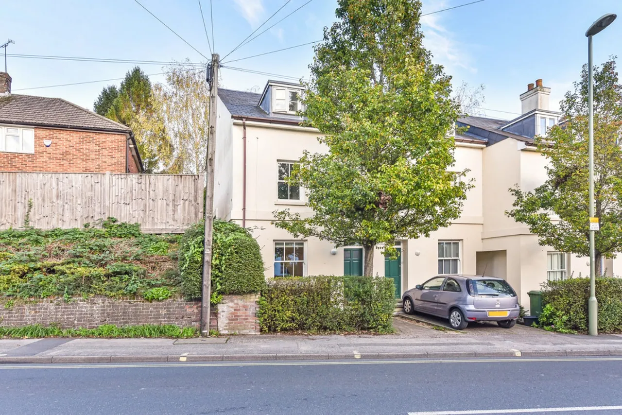 2 bed flat to rent — Bar End Road, Winchester
