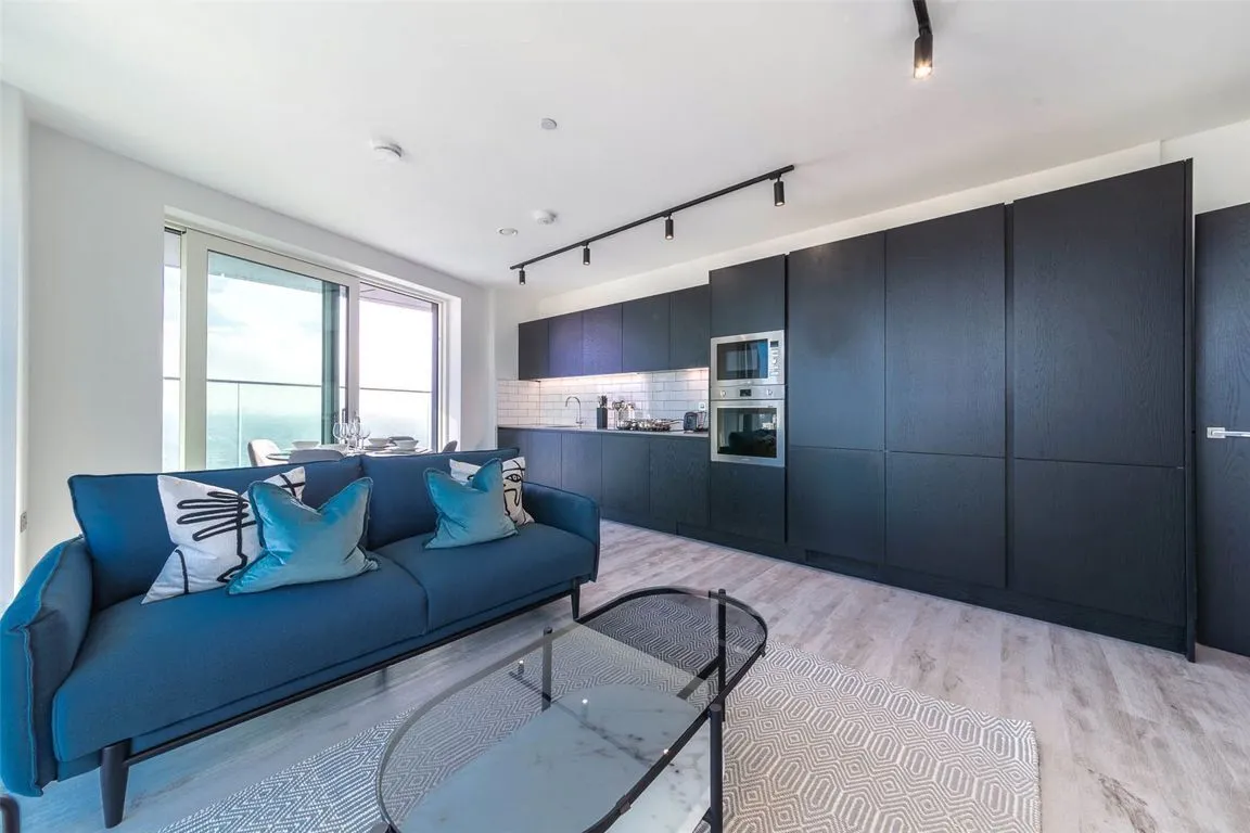 2 bed flat to rent — Portal Way, North Acton