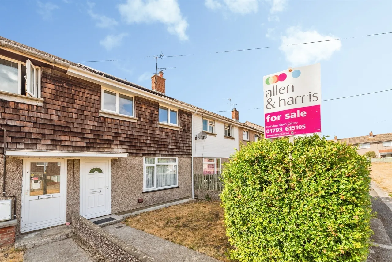 3 bed house for sale — Barbury Close, Swindon