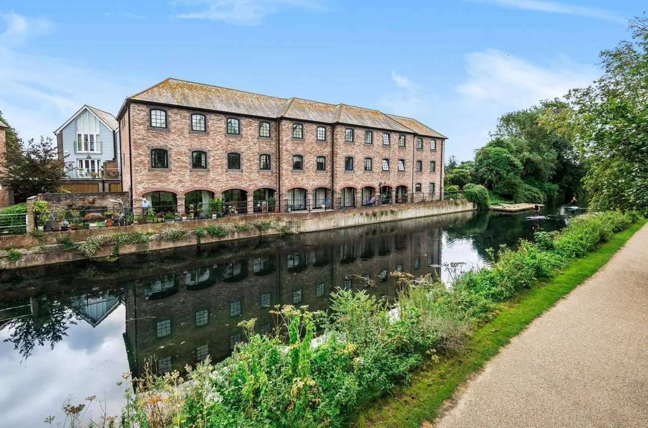 4 bed property for sale, Canal Wharf, Chichester, PO19
