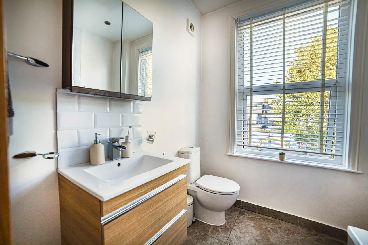 Rosebery Avenue, London, N17, photo 13