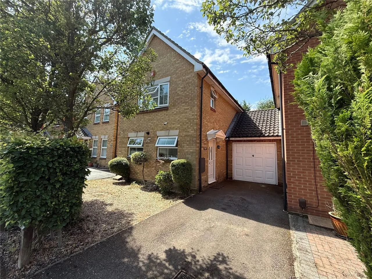 3 bed house for sale — Saffron Road, Chafford Hundred, Grays, Essex, RM16