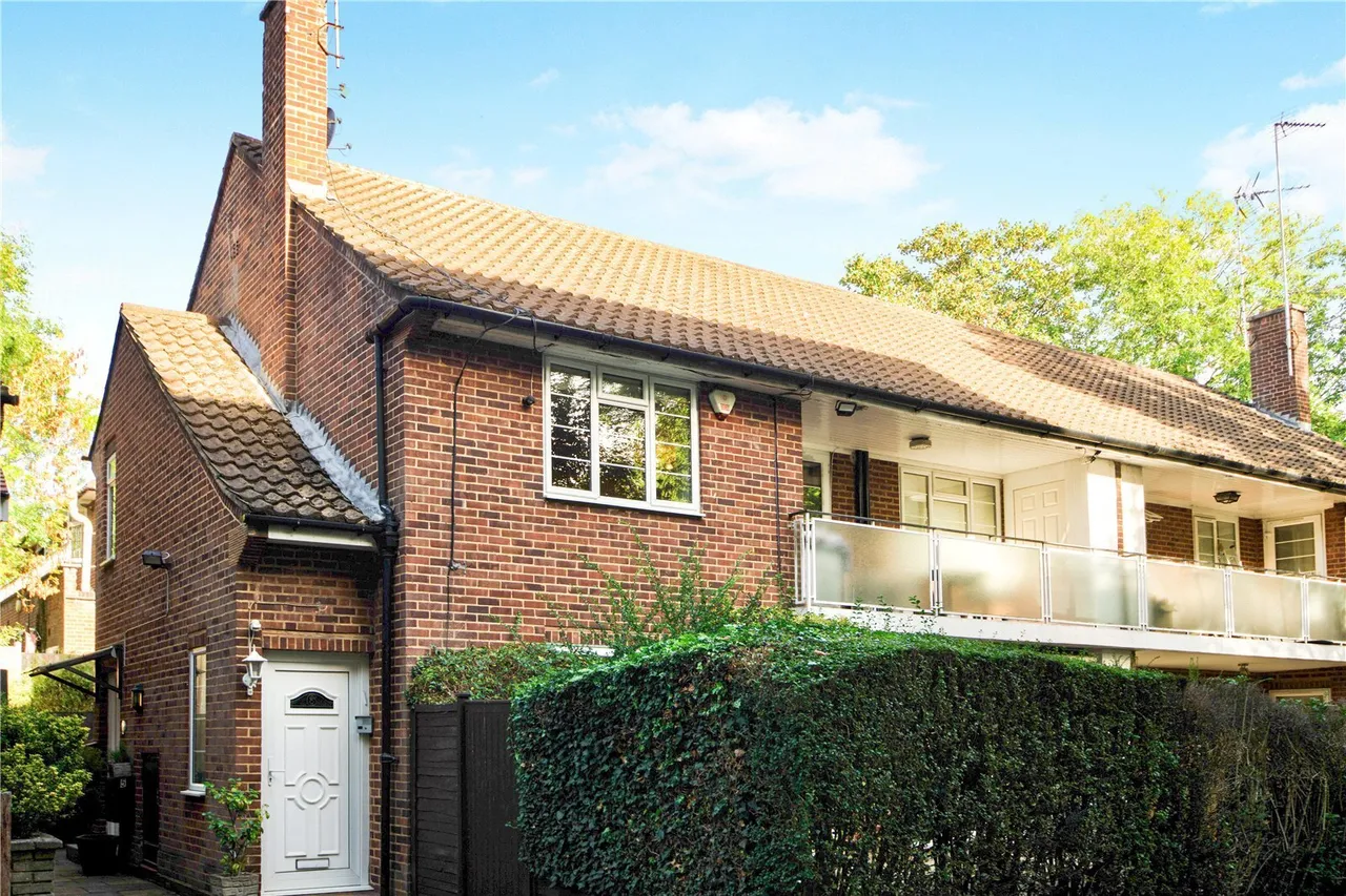 2 bed flat for sale, Garrick Park, London, NW4