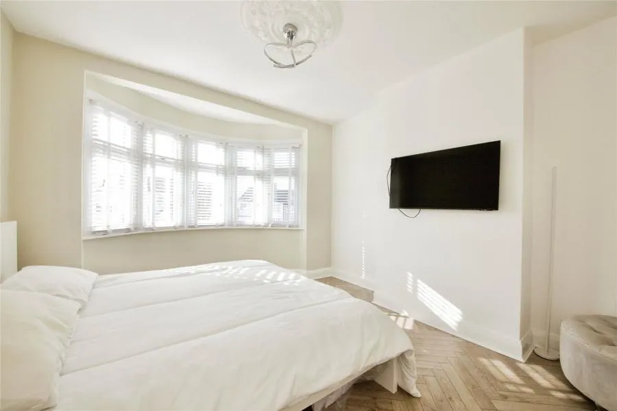 Clayhall Avenue, Ilford, IG5, photo 7
