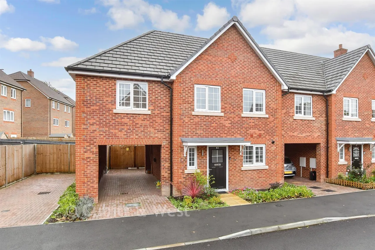 3 bed house for sale, Valley Drive, Forge Wood, RH10
