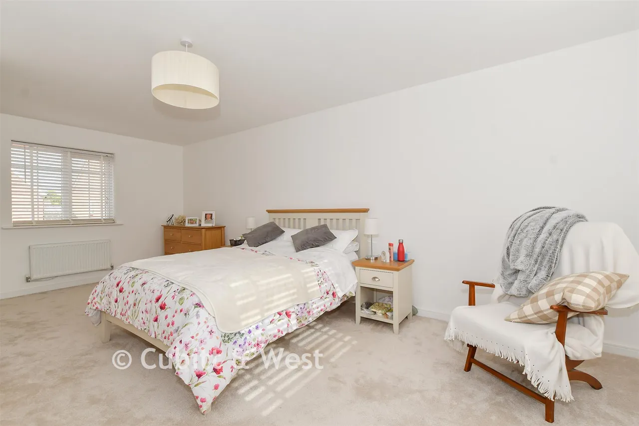 Valley Drive, Forge Wood, RH10, photo 6
