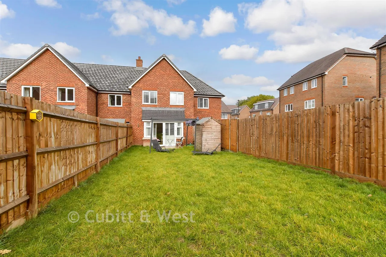 Valley Drive, Forge Wood, RH10, photo 2
