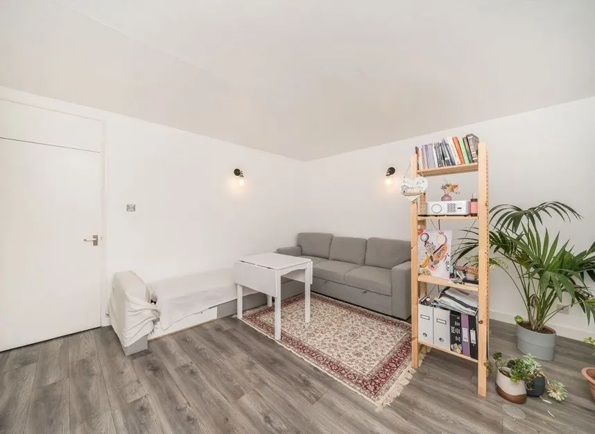 1 bed flat to rent — Carlisle Close, Kingston Upon Thames, KT2