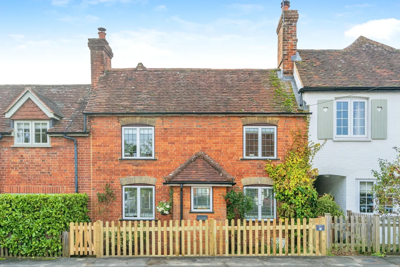 3 bed house for sale, The Street, Ewhurst, GU6