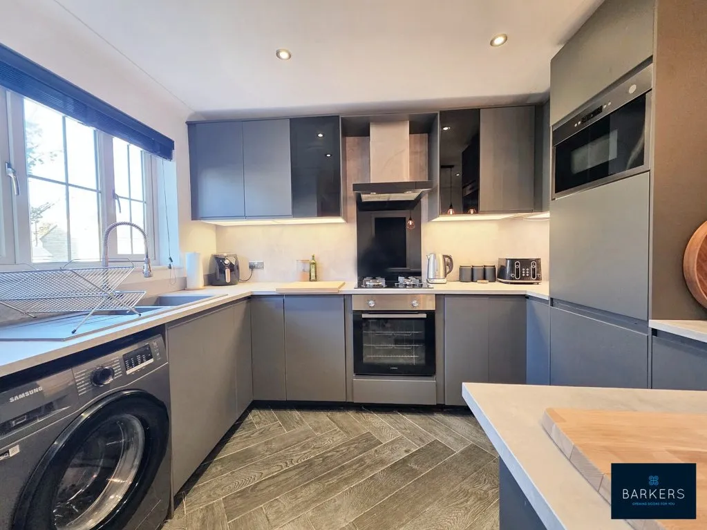 Royd Moor Road, Bradford 4 BD4 0TR, photo 4