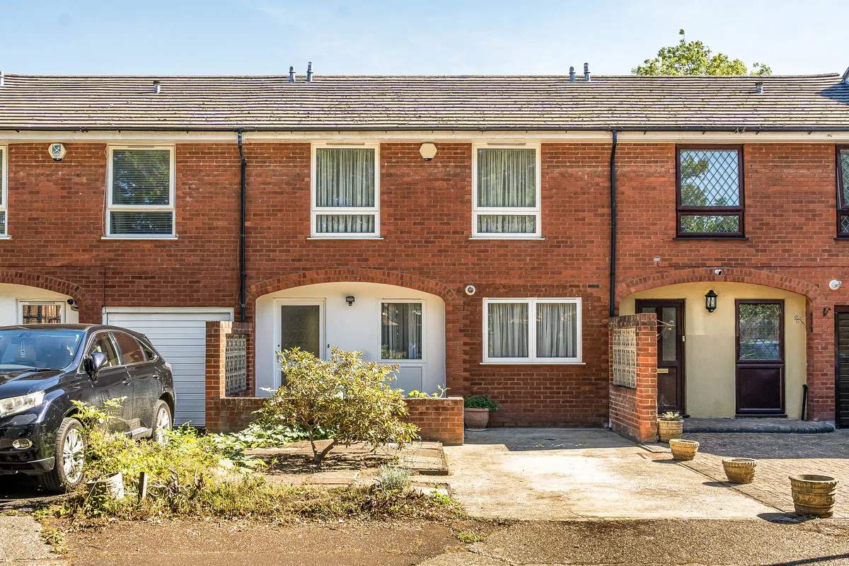 4 bed house for sale, Woodridge Way, Northwood, HA6