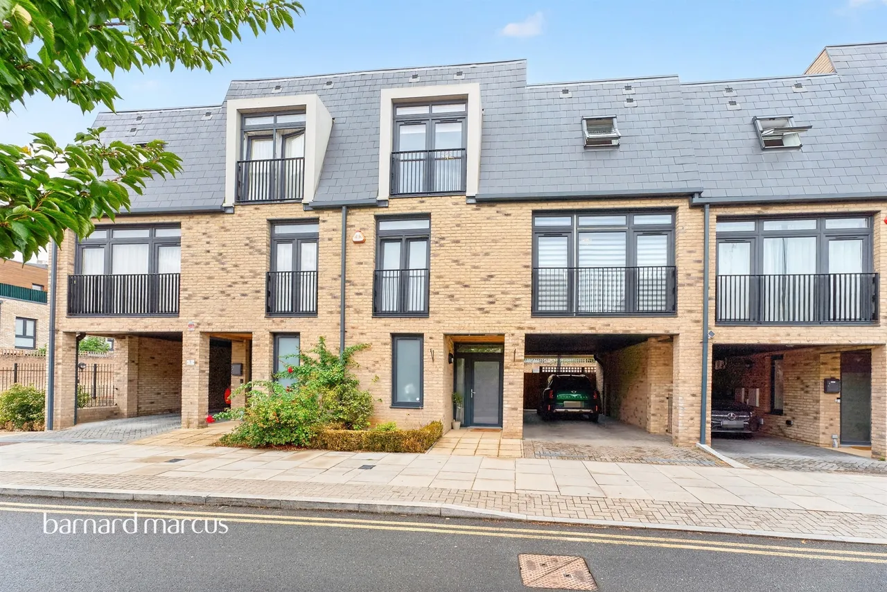 4 bed house for sale — Helios Way, Barnet