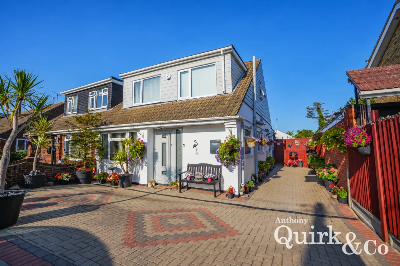 4 bed property for sale, Seaview Road, Canvey Island, SS8