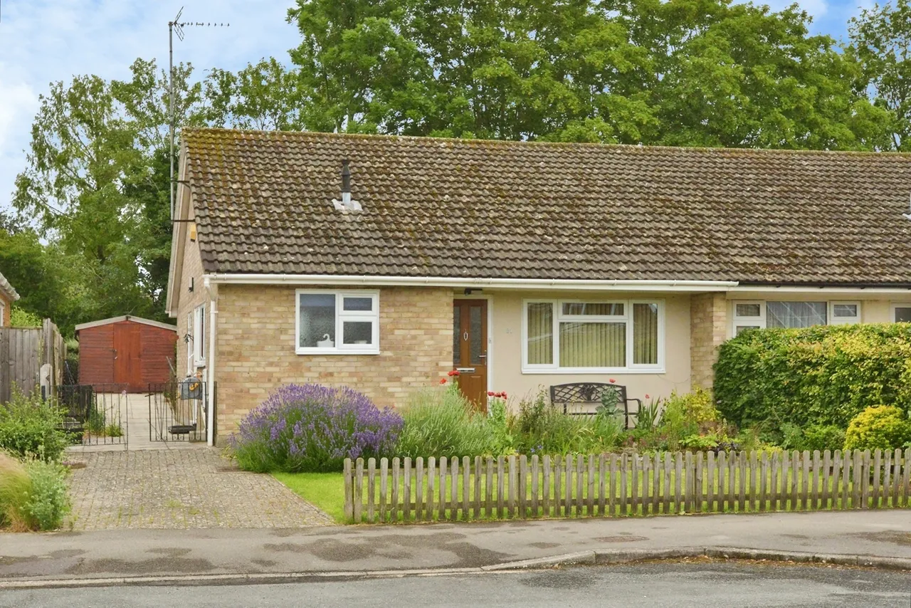2 bed property for sale — Milford Avenue, Stony Stratford, Buckinghamshire, MK11