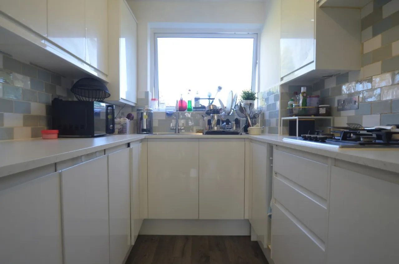 Jamnagar Close, Staines-upon-Thames, photo 3